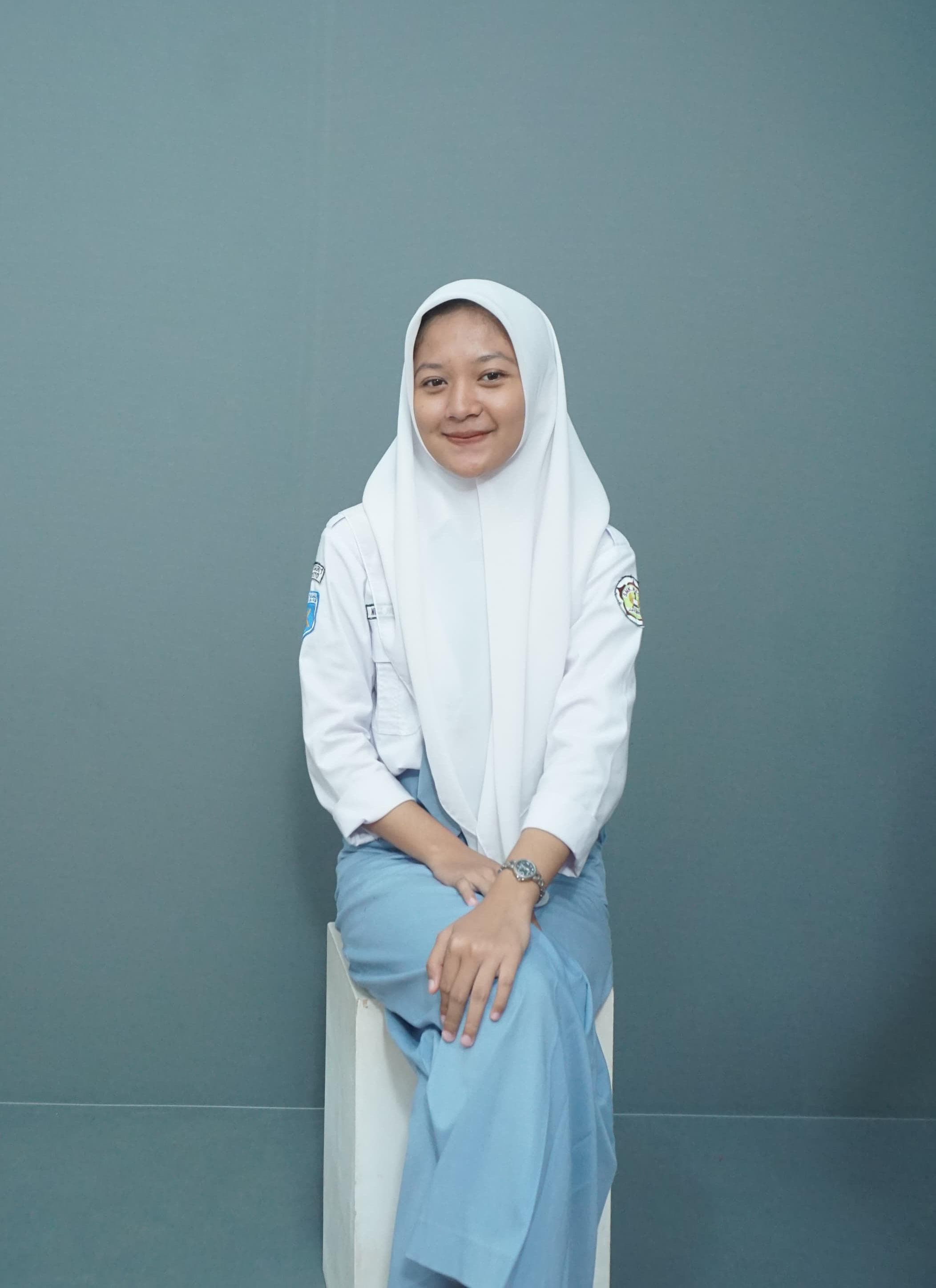 Profile picture of Nina Nur Fitriana in a white hijab and school uniform